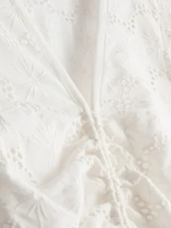 Gerafftes Baumwoll-Minikleid mit Lochstickerei