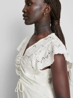 Gerafftes Baumwoll-Minikleid mit Lochstickerei