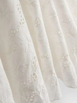 Gerafftes Baumwoll-Minikleid mit Lochstickerei