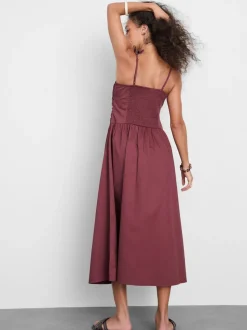 Gerafftes Midikleid mit Perlen