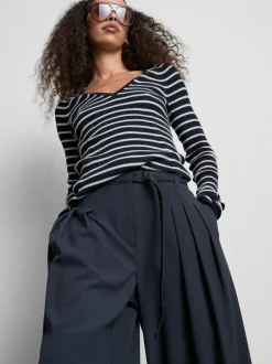 Gerippter Pullover mit V-Ausschnitt