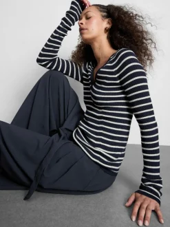 Gerippter Pullover mit V-Ausschnitt