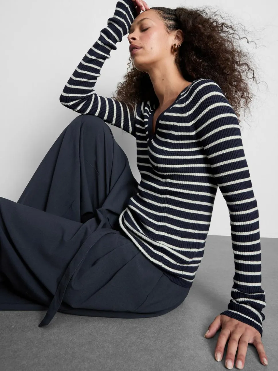 Gerippter Pullover mit V-Ausschnitt