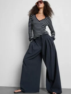 Gerippter Pullover mit V-Ausschnitt