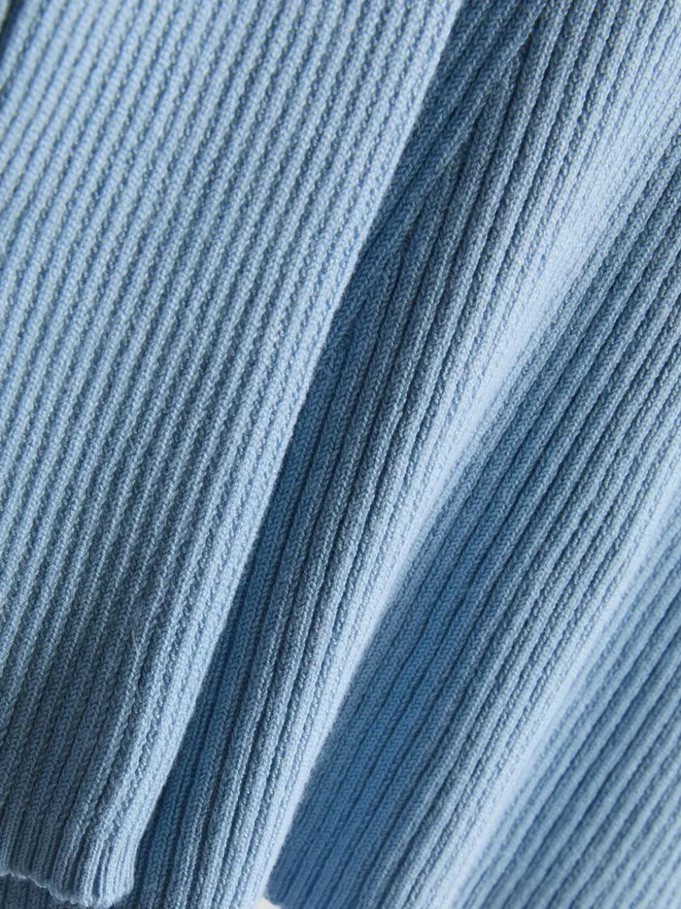 Gerippter Pullover mit V-Ausschnitt