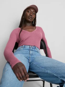 Gerippter Pullover mit V-Ausschnitt