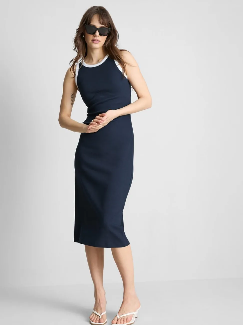 Geripptes Midikleid mit integriertem BH