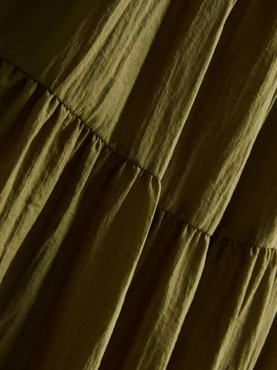 Gesmoktes Maxikleid mit Stufen