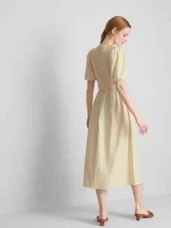 Gesmoktes Midikleid aus Seersucker