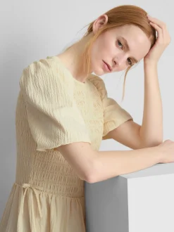 Gesmoktes Midikleid aus Seersucker