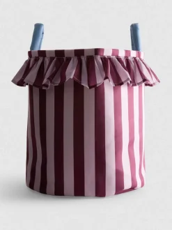 Gestreifter Wäschekorb mit Rüschen