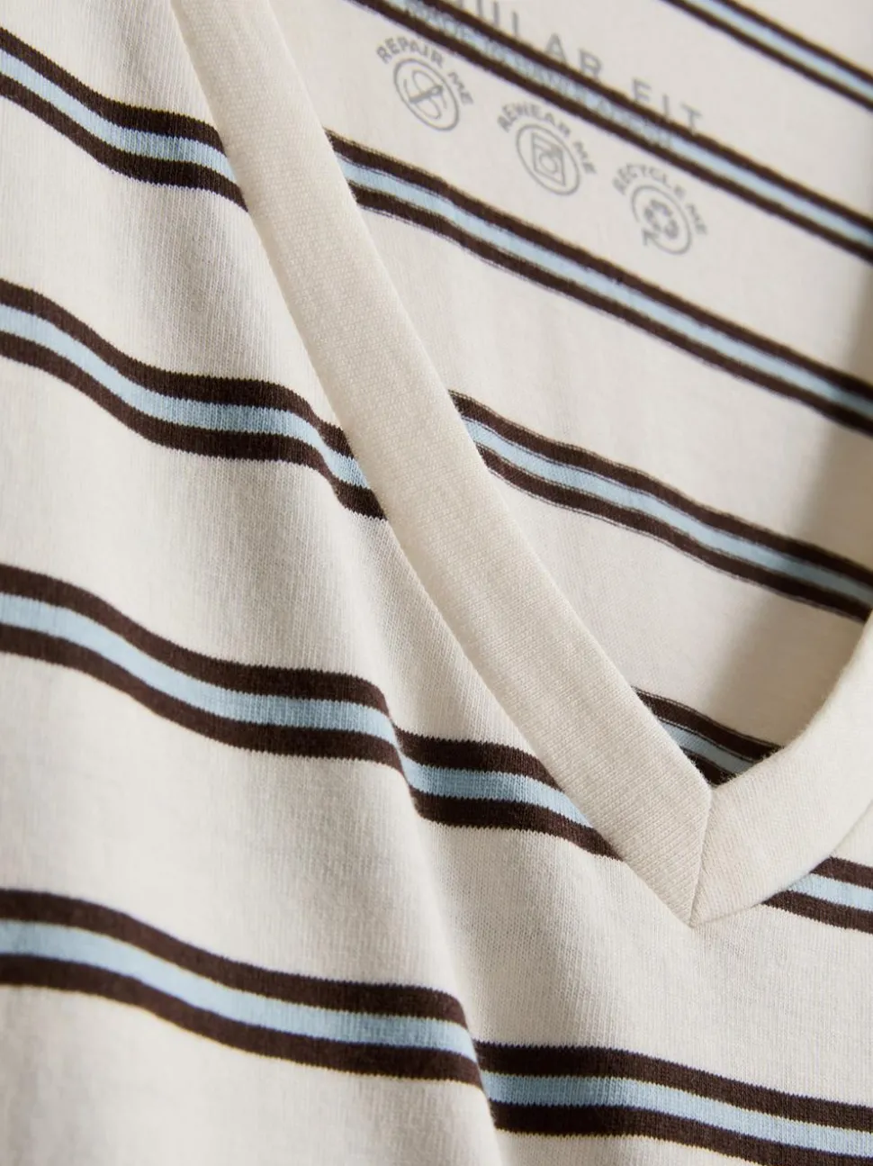 Gestreiftes Baumwoll-T-Shirt mit V-Ausschnitt