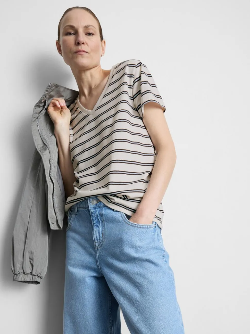 Gestreiftes Baumwoll-T-Shirt mit V-Ausschnitt