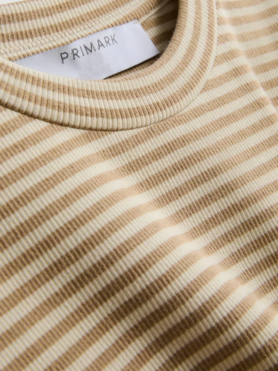 Gestreiftes, geripptes T-Shirt mit Flügelärmeln