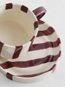 Gestreifte Tasse und Untertasse