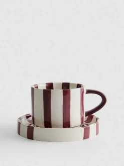 Gestreifte Tasse und Untertasse