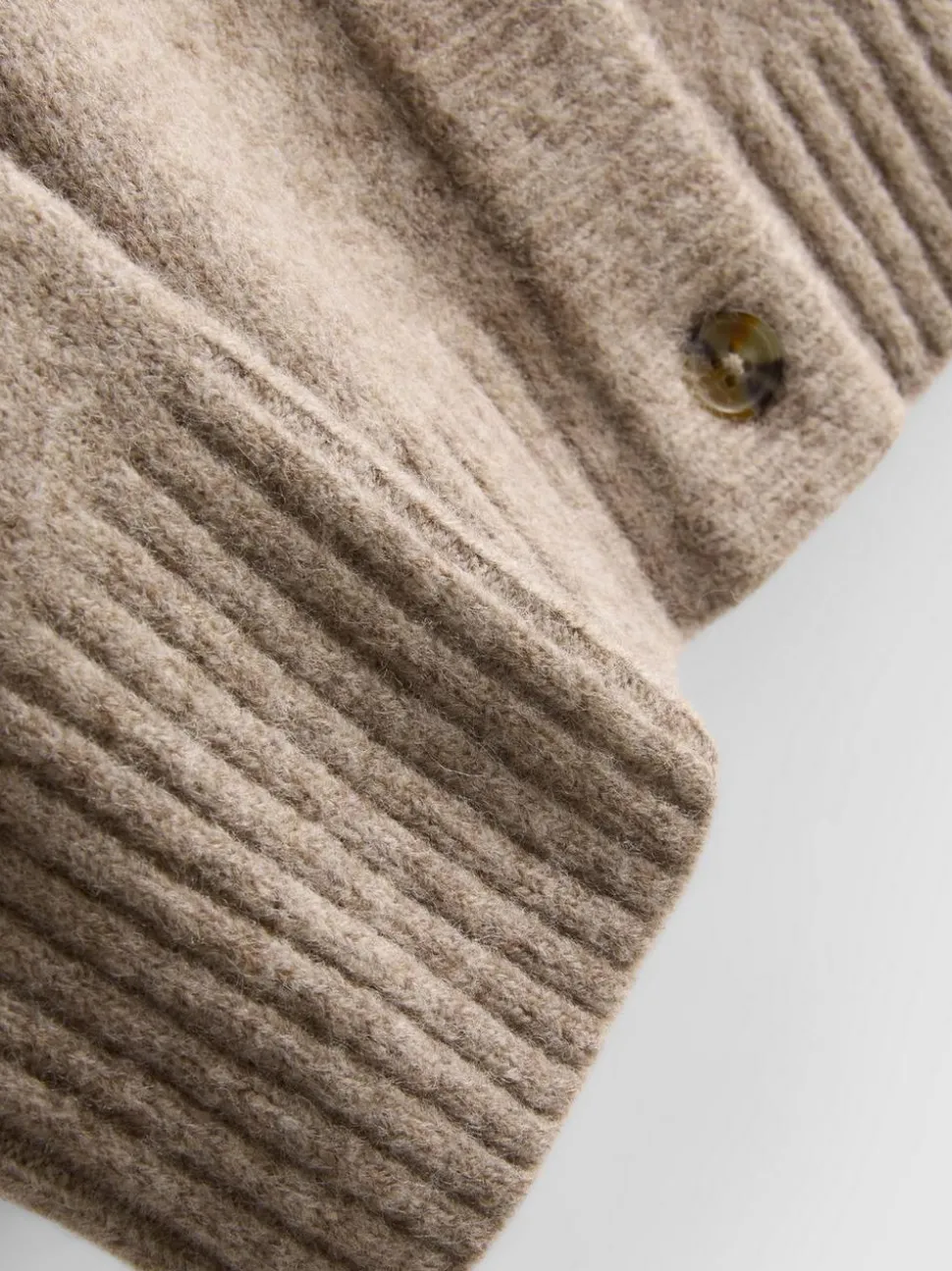 Gestrickter Cardigan mit V-Ausschnitt