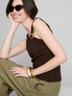 Gestricktes Tanktop mit Brosche