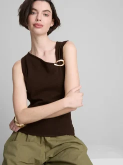 Gestricktes Tanktop mit Brosche