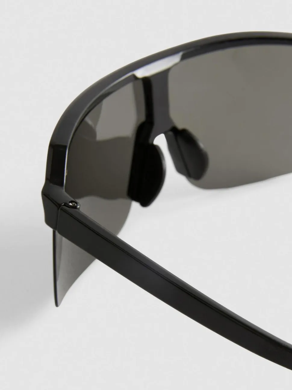 Gewölbte Sonnenbrille mit durchgehender Blende