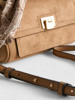 Handtasche mit Tuch am Henkel