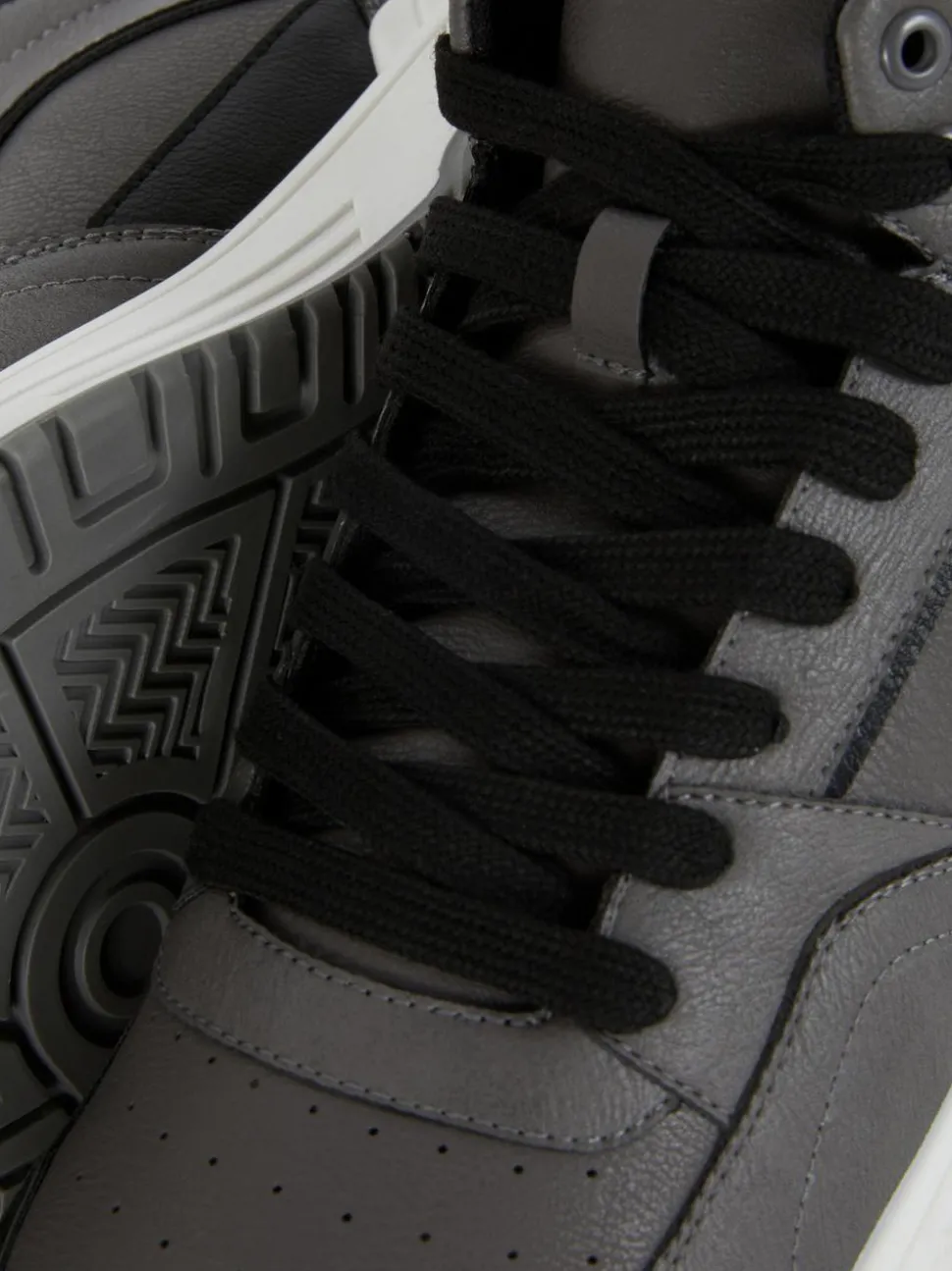 High-Top-Sneaker mit Einsätzen