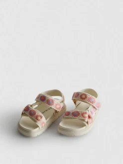 Häkel-Sandalen mit zwei Riemen