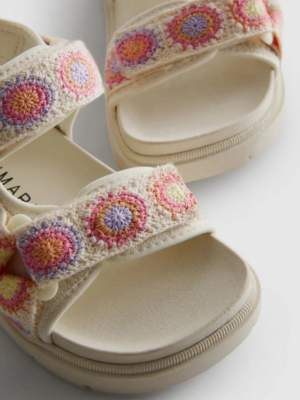 Häkel-Sandalen mit zwei Riemen