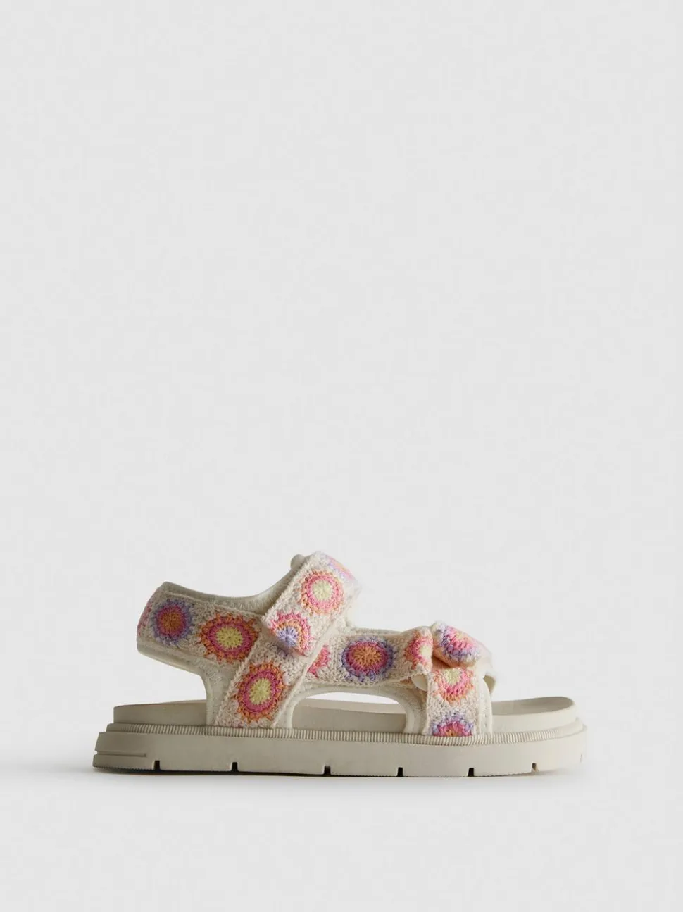 Häkel-Sandalen mit zwei Riemen