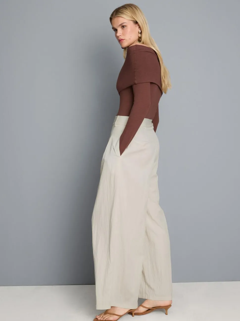 Hose mit weitem Bein und Bundfalten in Knitteroptik