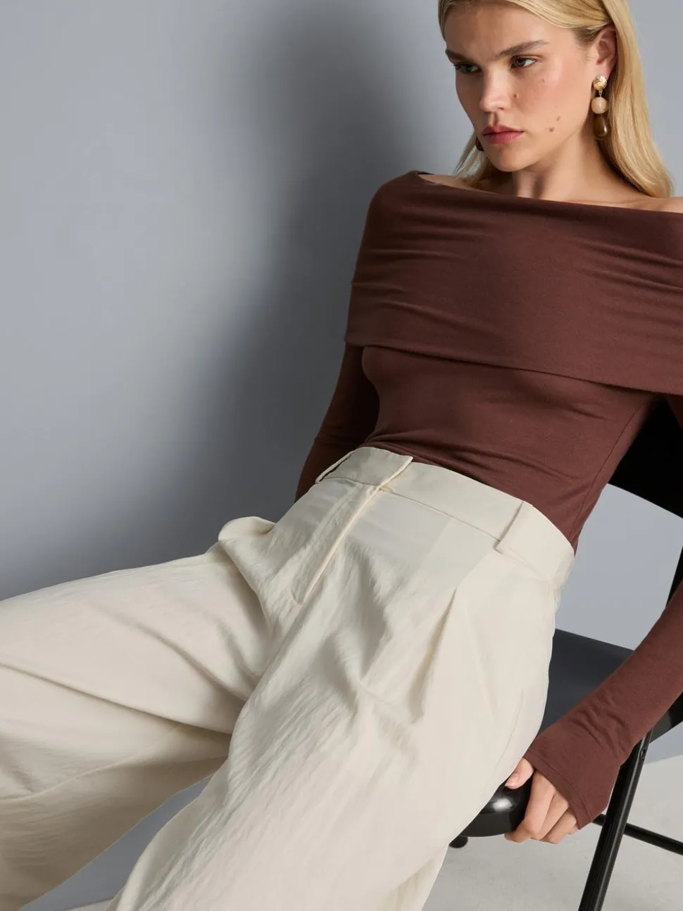 Hose mit weitem Bein und Bundfalten in Knitteroptik