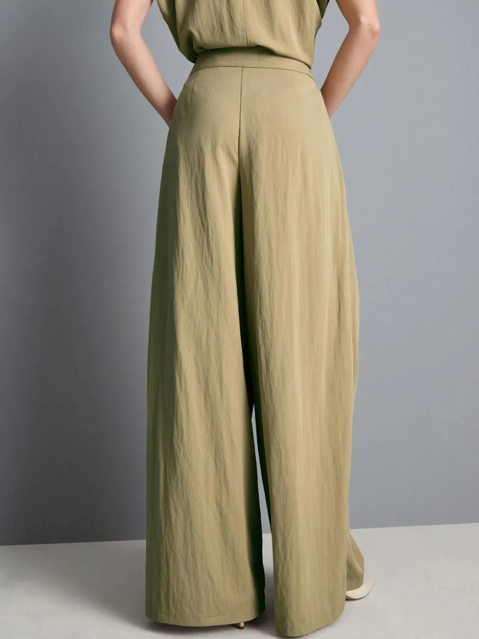 Hose mit weitem Bein und plissierter Stofflage