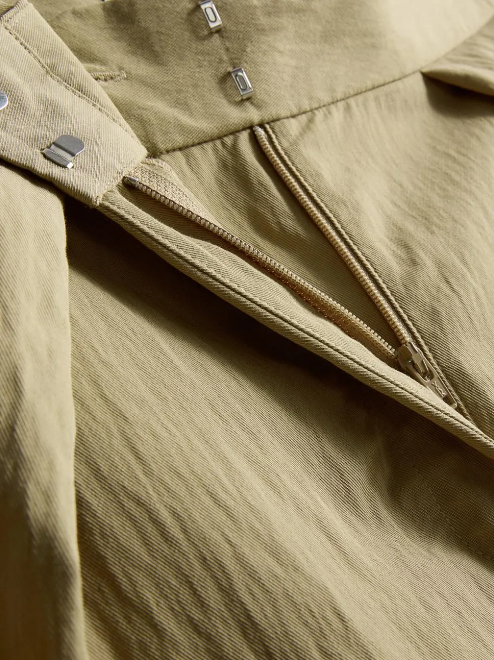Hose mit weitem Bein und plissierter Stofflage