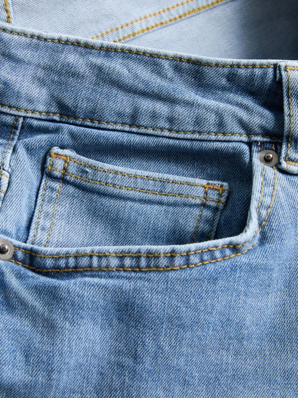 Jeans mit geradem Bein und mittlerer Leibhöhe