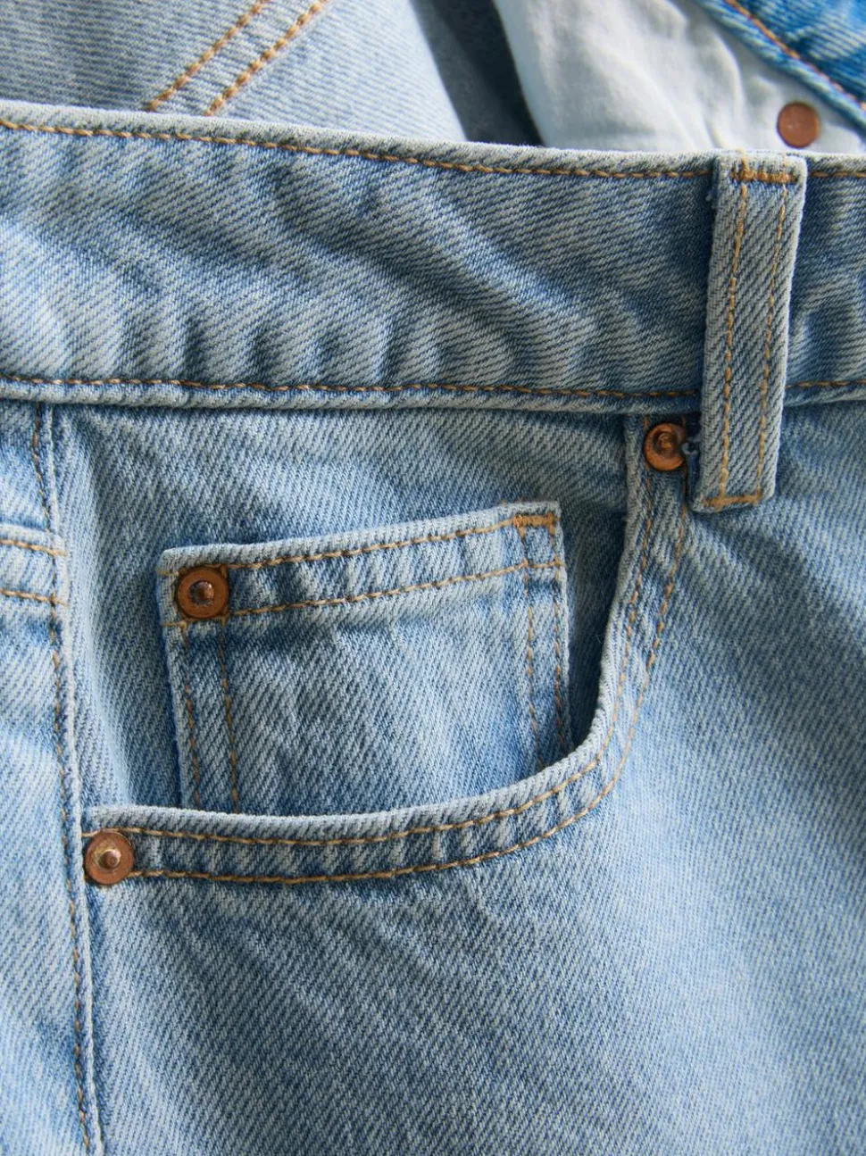 Jeans mit hohem Bund und geradem Bein