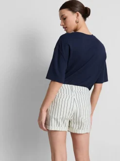 Jeansshorts mit mittlerer Leibhöhe und umgeschlagenem Saum