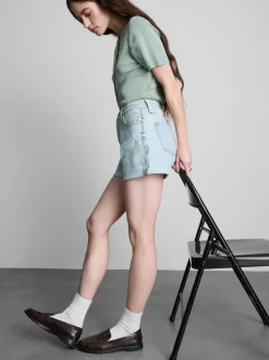 Jeansshorts mit mittlerer Leibhöhe und umgeschlagenem Saum