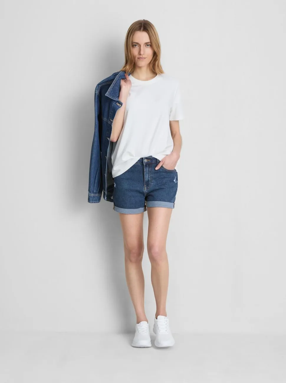 Jeansshorts mit mittlerer Leibhöhe und umgeschlagenem Saum
