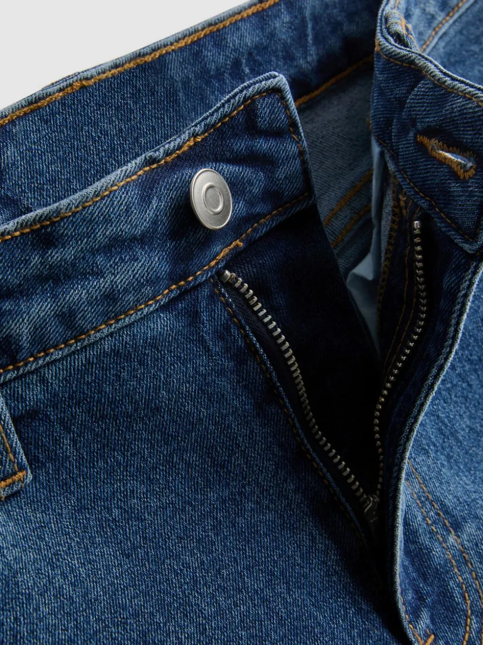 Jeansshorts mit mittlerer Leibhöhe und umgeschlagenem Saum