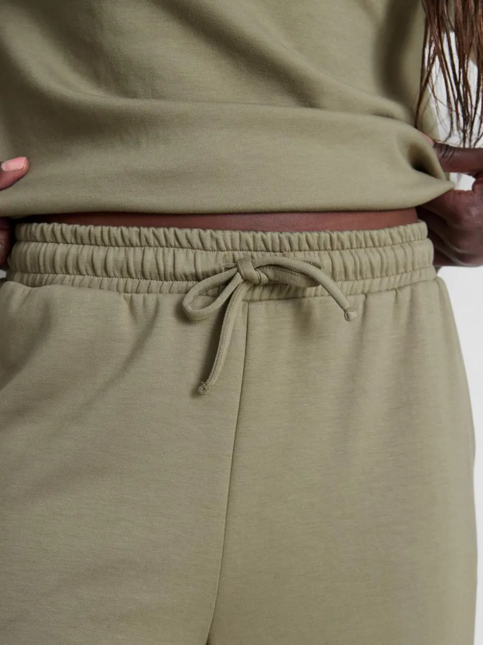 Jogginghose mit weitem Bein und Kordelzug