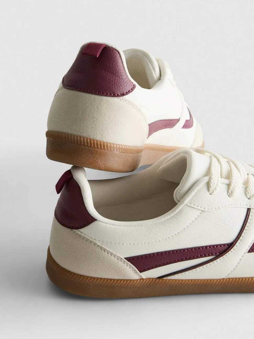 Klassische „By Coleen“ Low-Top-Sneaker mit Gummisohle