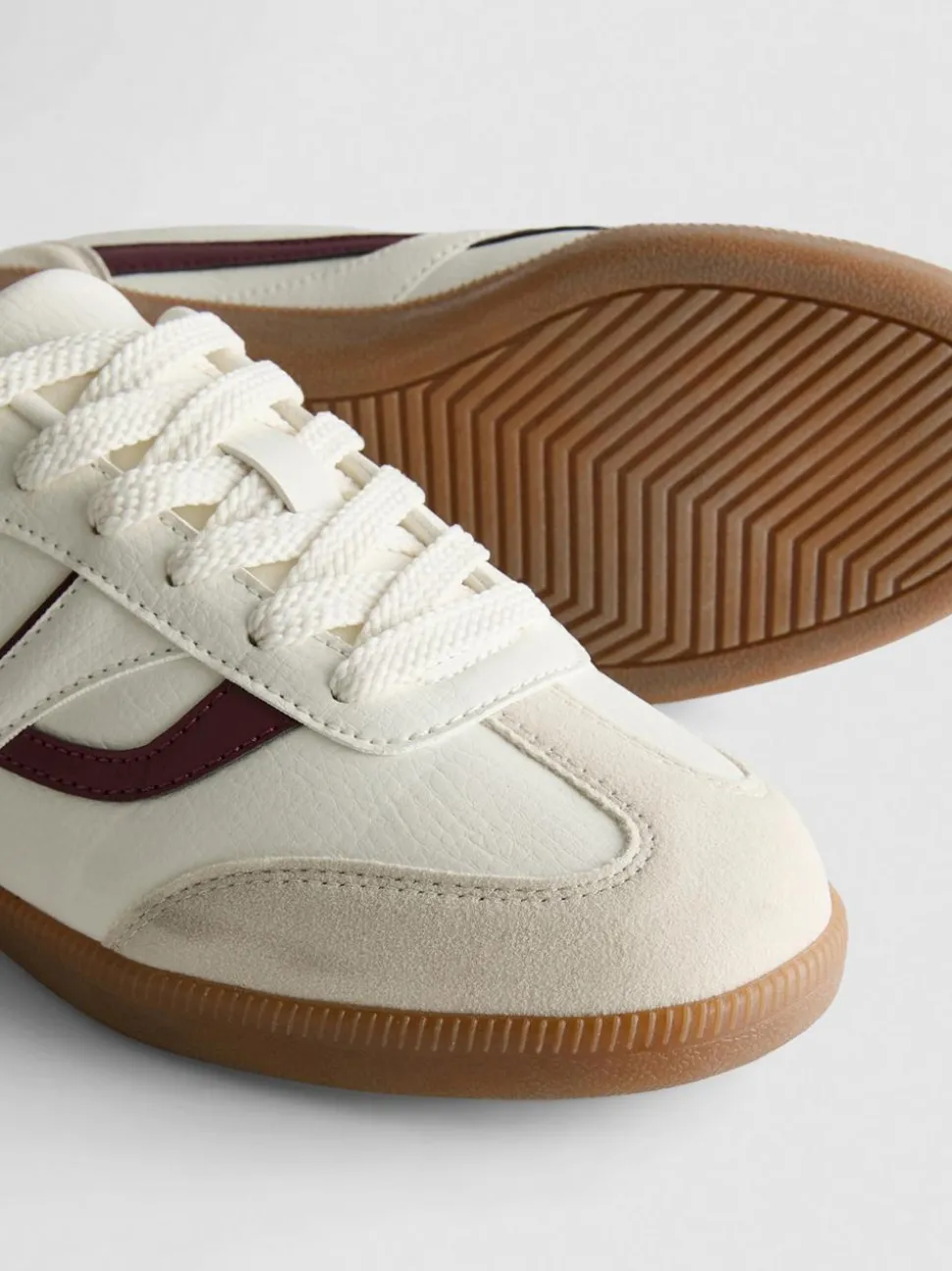 Klassische „By Coleen“ Low-Top-Sneaker mit Gummisohle