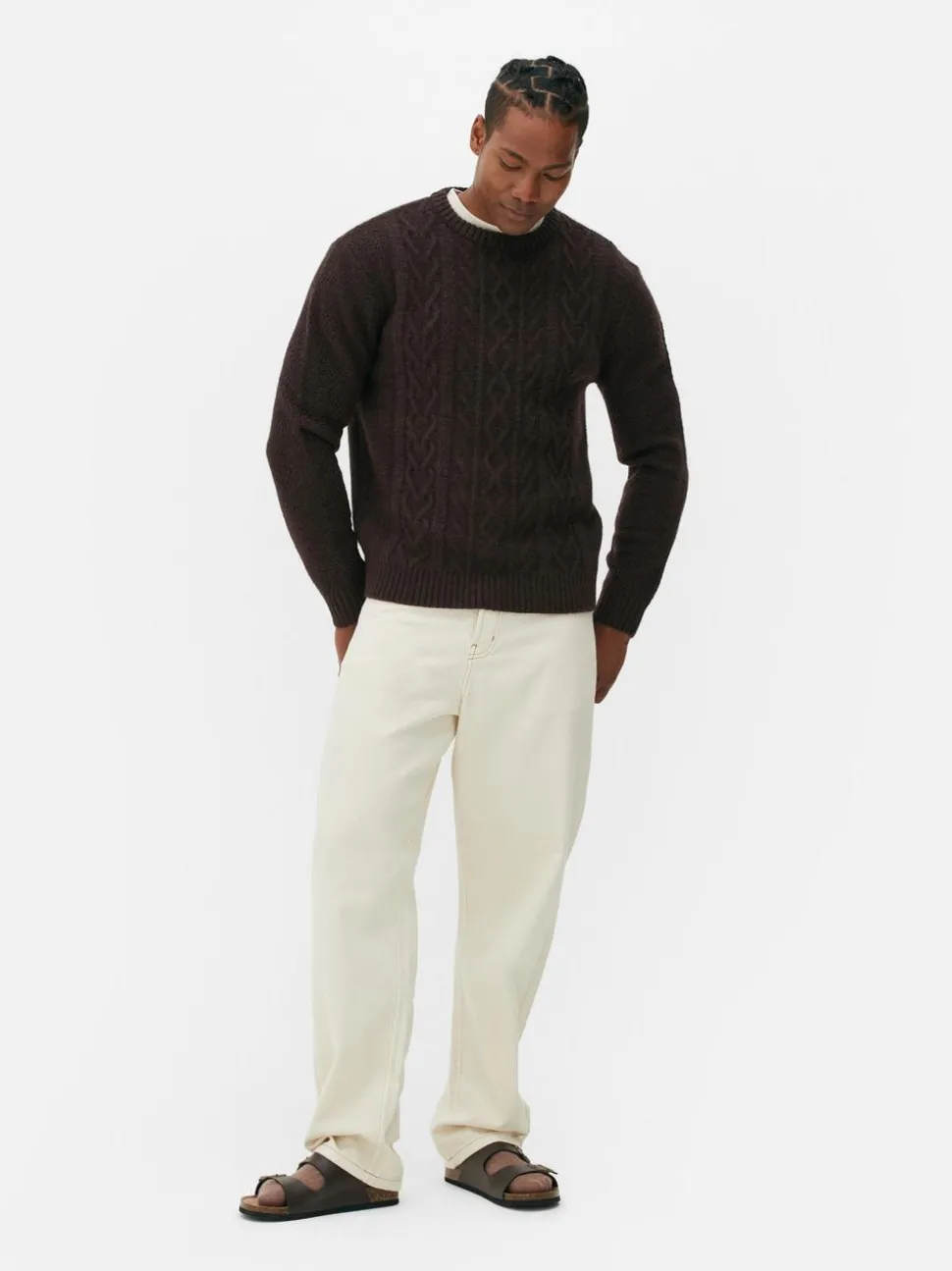 Klassischer Strickpullover mit Zopfmuster