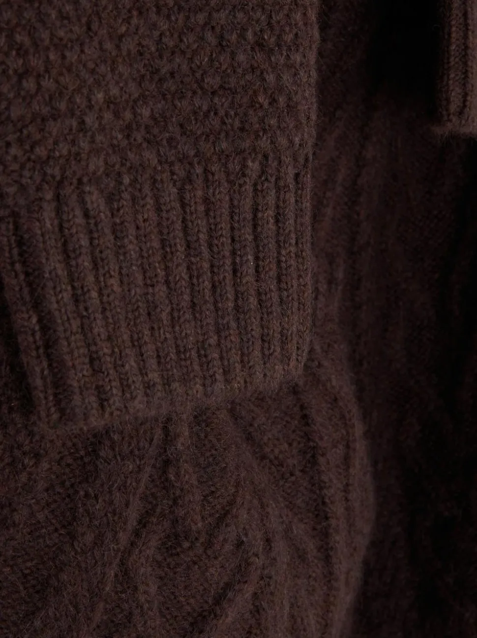 Klassischer Strickpullover mit Zopfmuster