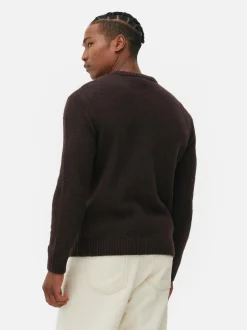 Klassischer Strickpullover mit Zopfmuster