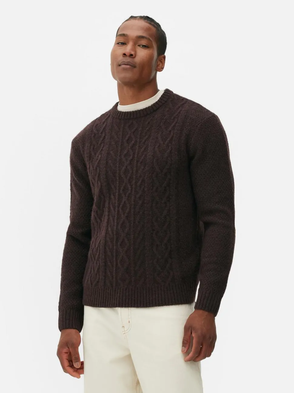 Klassischer Strickpullover mit Zopfmuster