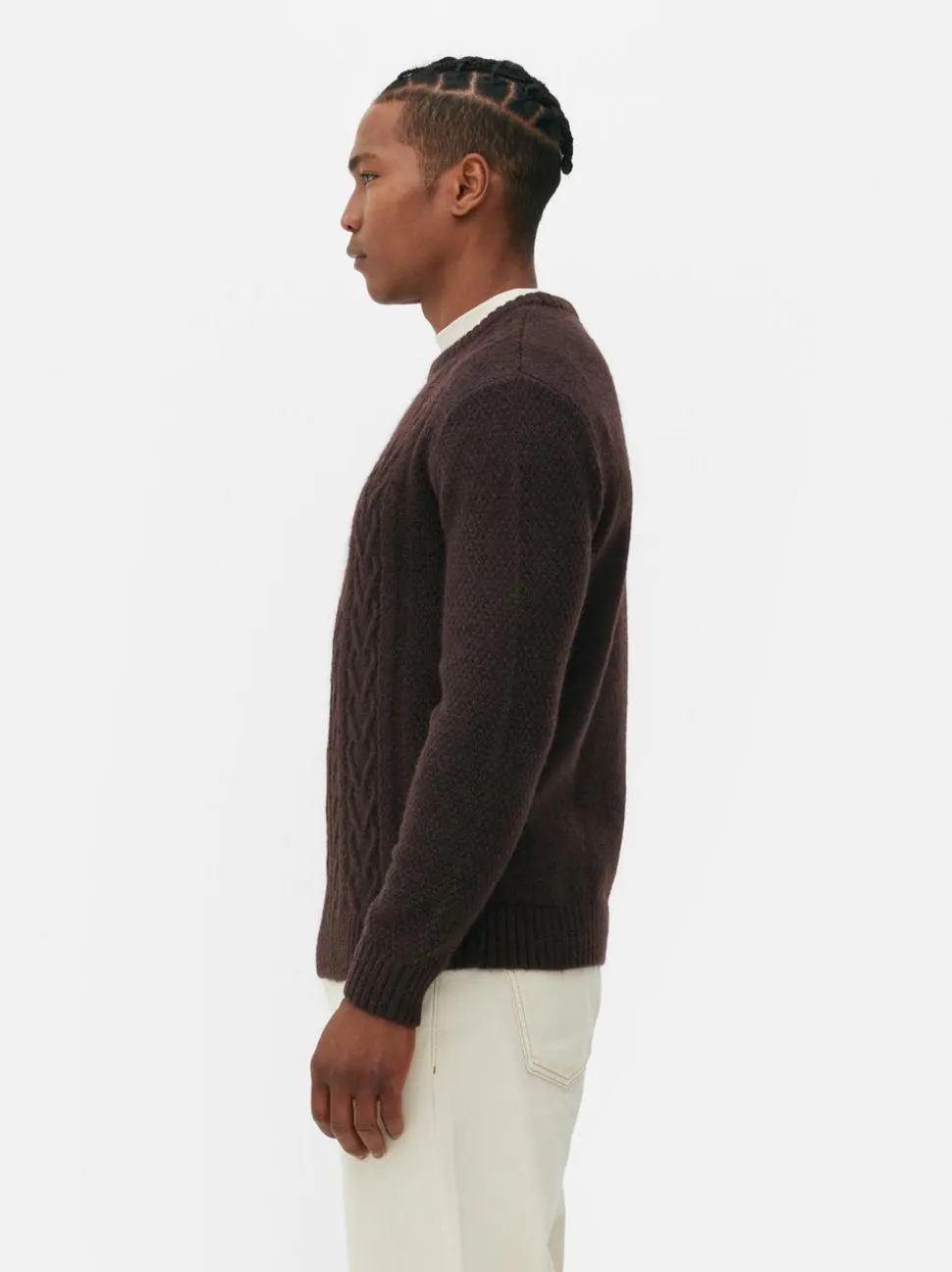 Klassischer Strickpullover mit Zopfmuster