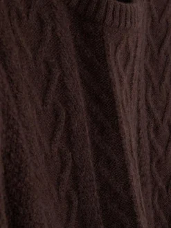 Klassischer Strickpullover mit Zopfmuster