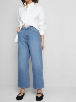 Kurze Jeans mit weitem Bein