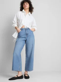 Kurze Jeans mit weitem Bein